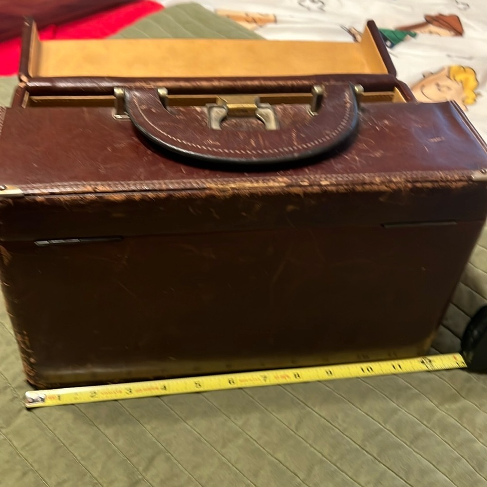 antique‎ vanity travel case and toiletries luggage. A delightful vintage piece.